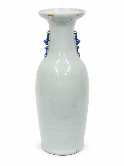 CHINE, Canton - Fin XIXe siècle
Vase en porcelaine...