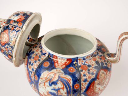 JAPON 
Brûle-parfum en porcelaine tripode...