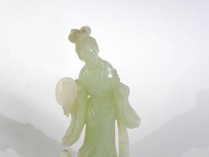 CHINE, XXe siècle 
Personnage au miroir
Statuette...
