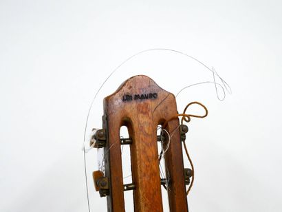 Guitare sèche portant sa marque au fer 