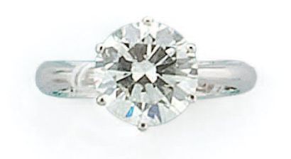 Bague en or gris sertie d'un diamant taillé...