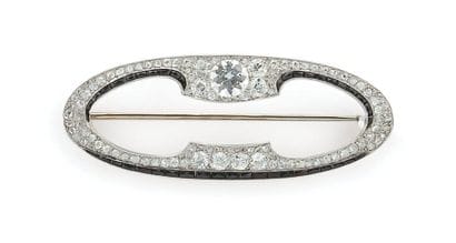 Broche en or gris et platine de forme ovale...