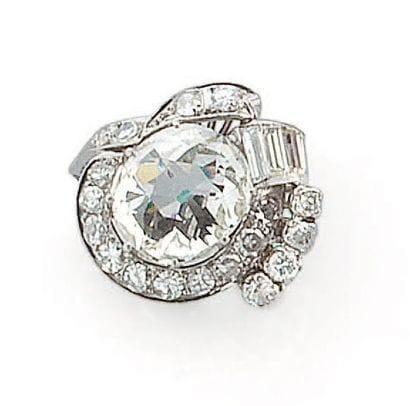 Bague en or gris sertie d'un diamant taillé...