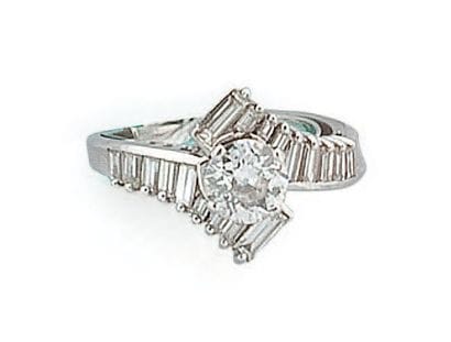 Bague en or gris sertie d'un diamant taillé...
