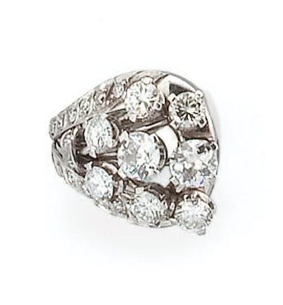Bague en or gris sertie de 8 diamants taillés...