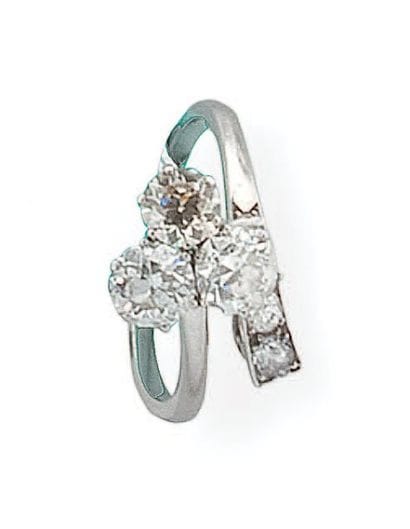 Bague en platine stylisée d'un trèfle feuille...