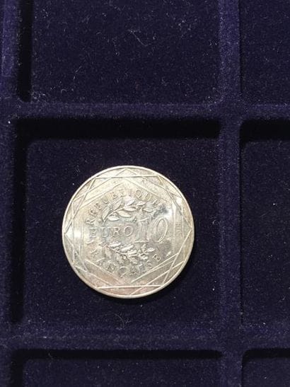[ EURO ] [ Astérix ]



Pièce de 10 euros...