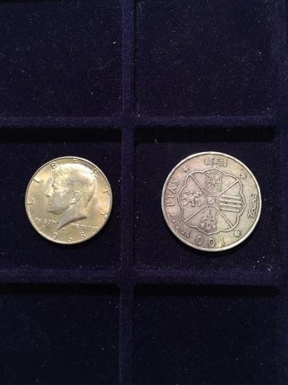 [ Pièce en argent ]

Ensemble de deux pièces...