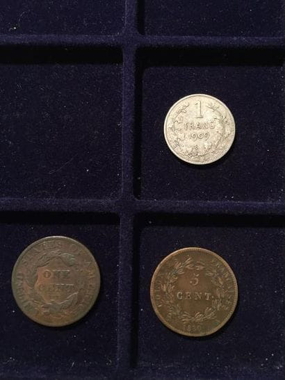 Ensemble de trois pièces de monnaie :

5...