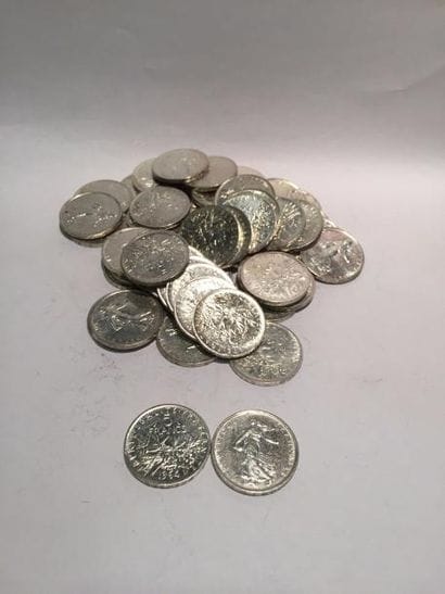 [ Pièces en argent ]

Lot de 50 pièces de...