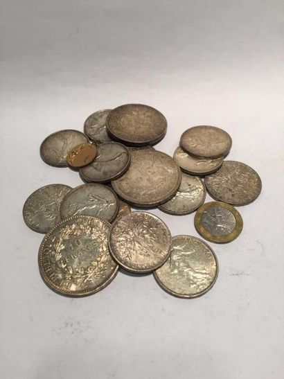 Lot de:

- 10 pièces de 5 Francs en argent

-...