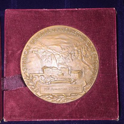 [ Electricité ] 



Médaille en bronze. 

A...