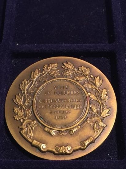 [ Colombes ] [ Education ]



Médaille en...