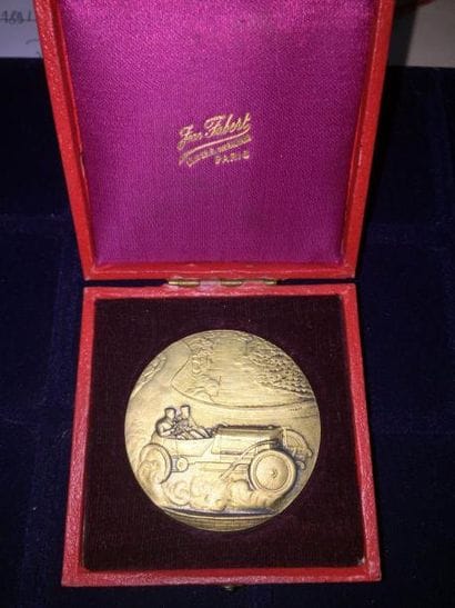 [AUTOMOBLIA]

Médaille en argent doré, automobile...