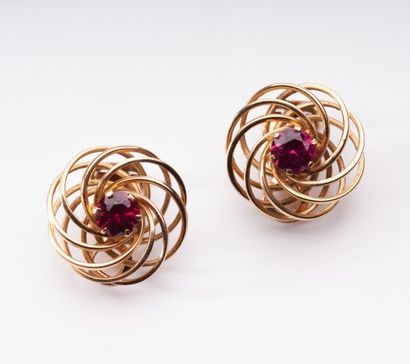 BOUCLES D'OREILLES OR 18K RUBIS
Paire de...
