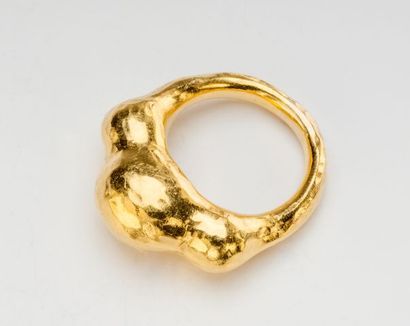 BAGUE À L'ANTIQUE OR JAUNE 22K
Bague de style...