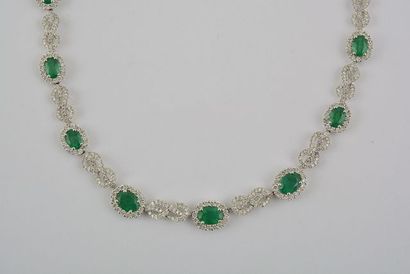 OR 18K, DIAMANTS ET ÉMERAUDES
Collier articulé...