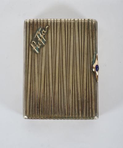 À LA MANIÈRE DE CARTIER, ARGENT
Étui à cigarettes...