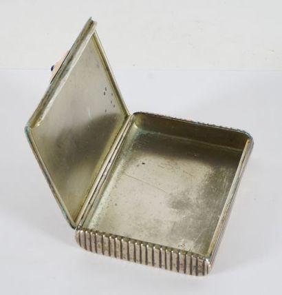 À LA MANIÈRE DE CARTIER, ARGENT
Étui à cigarettes...