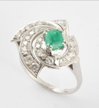 BAGUE OR 14K, ÉMERAUDE DIAMANTS
Bague tourbillon...