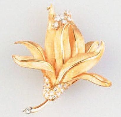 Broche en or jaune 18K sertie de 6 diamants...