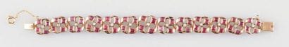 Bracelet en or jaune 14K, serti de 52 rubis...
