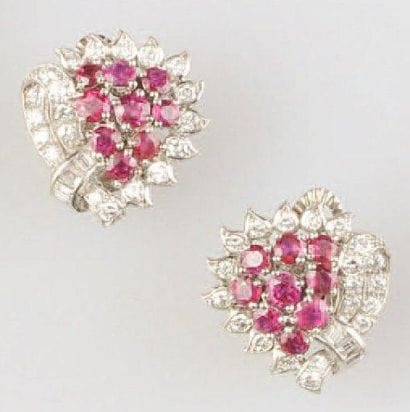Paire de boucles d'oreilles en platine, sertie...