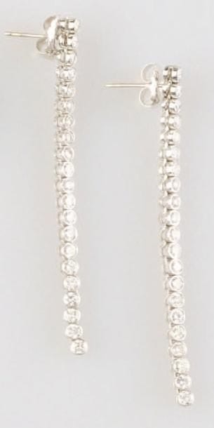 Paire de boucles d'oreilles en or blanc 18K,...