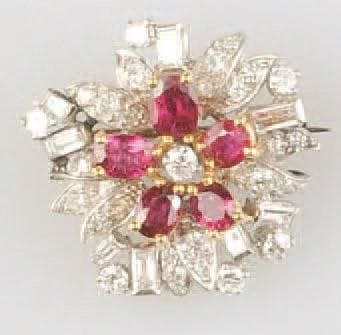 Broche en or jaune et blanc, sertie de cinq...