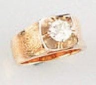 Bague en or 10K serti d'un diamant pesant...