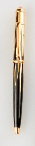 CARTIER
Stylo bille en résine noire et métal...