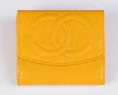 CHANEL
Porte-feuille en cuir moutarde siglé....