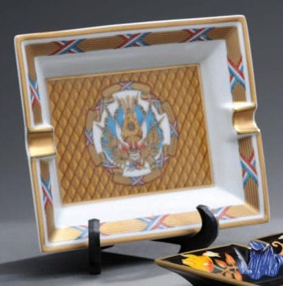 HERMES
Cendrier en porcelaine de Limoges,...