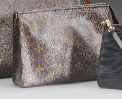 LOUIS VUITTON
Petite pochette toilette en...