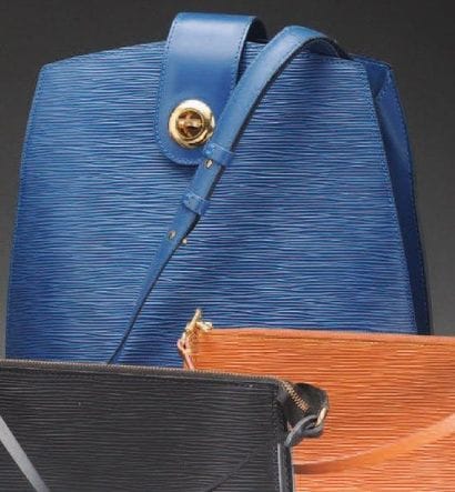 LOUIS VUITTON
Sac à main en cuir épi bleu,...
