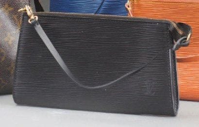 LOUIS VUITTON
Pochette en cuir épi noir,...