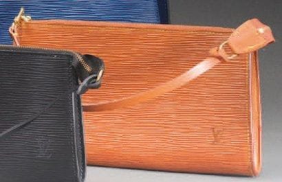 LOUIS VUITTON
Pochette en cuir épi marron...