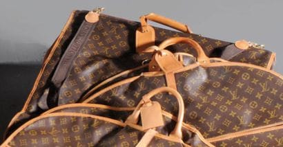 LOUIS VUITTON
Porte habits en toile monogram...