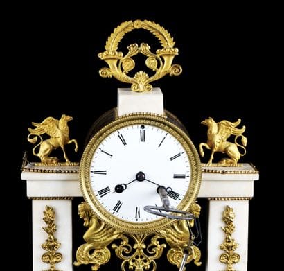 Pendulum in white marble and gilded bronze...