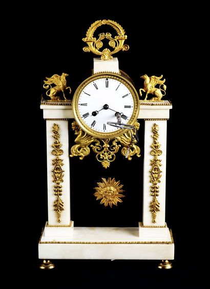 Pendulum in white marble and gilded bronze...