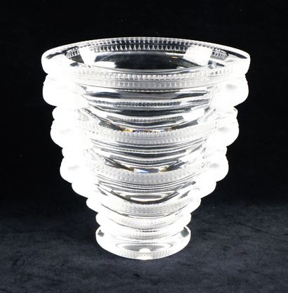 Lalique vase Saint-Marc model, oval shaped...