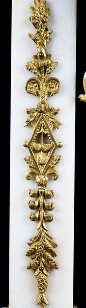 Pendulum in white marble and gilded bronze...