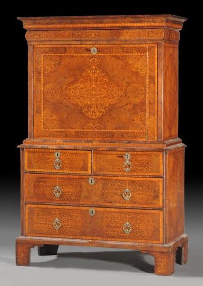 SECRETAIRE en placage de noyer. Ouvre par...