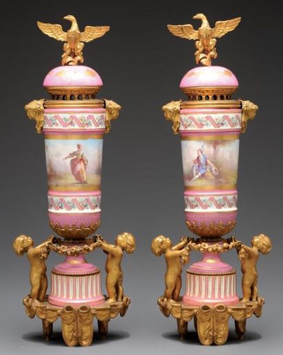 Paire de vases couverts cylindriques en porcelaine...