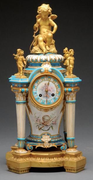 Horloge en bronze doré dans le goût de SEVRES....
