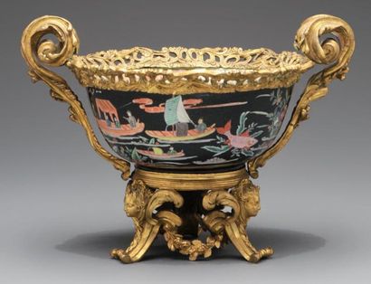 Large coupe en porcelaine dite de FAMILLE...