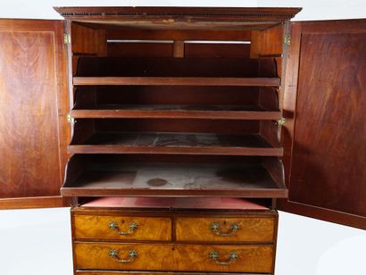 Commode anglaise à deux corps, d'époque Georges...