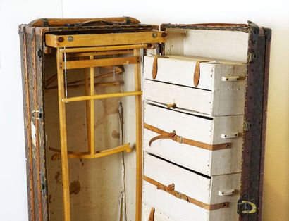 LOUIS VUITTON - Malle Armoire 
