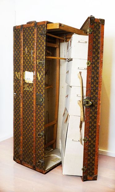 LOUIS VUITTON - Malle Armoire 