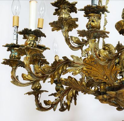 Lustre de style Louis XV en bronze patiné...